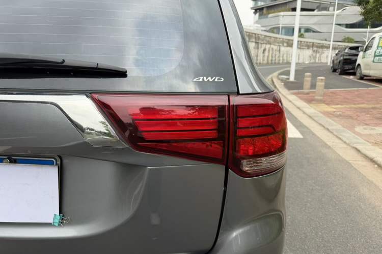 Used Mitsubishi Outlander 2016 2.4L 4x4 Luxury Edition 7-Seater
