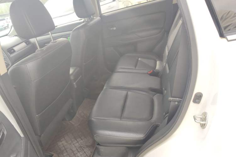 Used Mitsubishi Outlander 2014 2.4L 4x4 Deluxe Value Edition 5 Seats Left Rear Seat