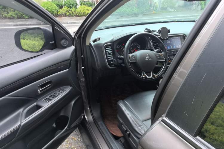 Used Mitsubishi Outlander 2017 2.0L Two-Wheel Drive Glory Edition 5 Seats