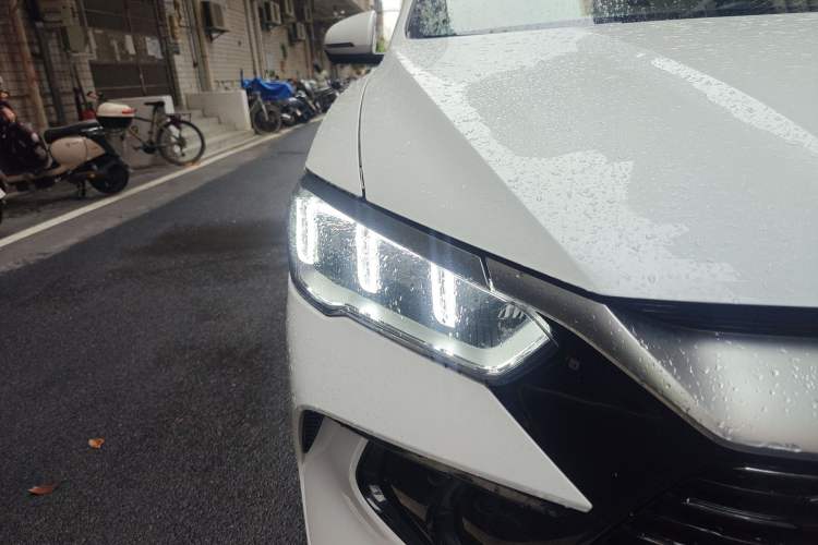 Used BYD Song Pro New Energy 2023 Champion Edition DM-i 71KM Beyond Model Right Front Headlight