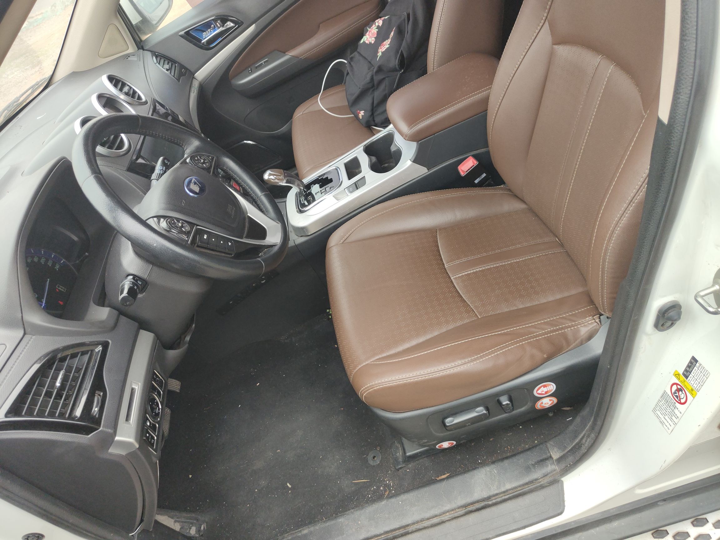 المقاعد الأمامية داخل السيارة