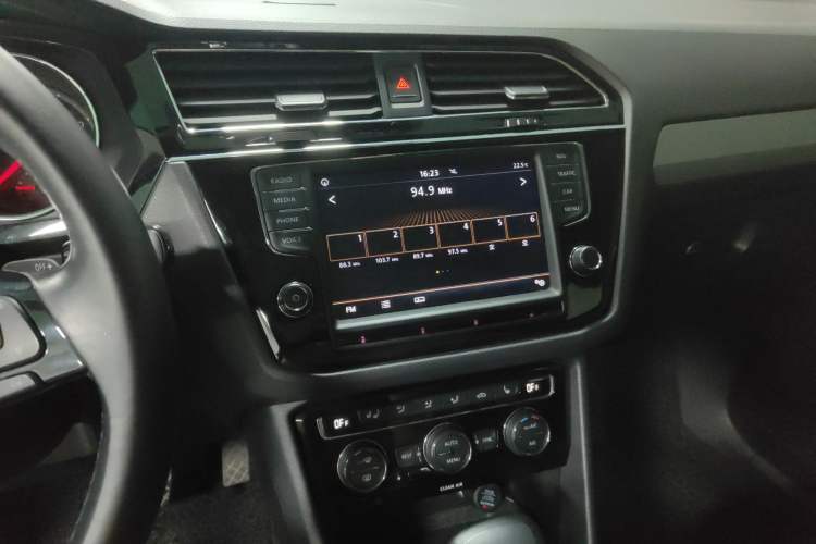 Used Volkswagen Tiguan L 2018 330TSI Automatic Two-Wheel Drive Luxury Edition Audio And AC Panel