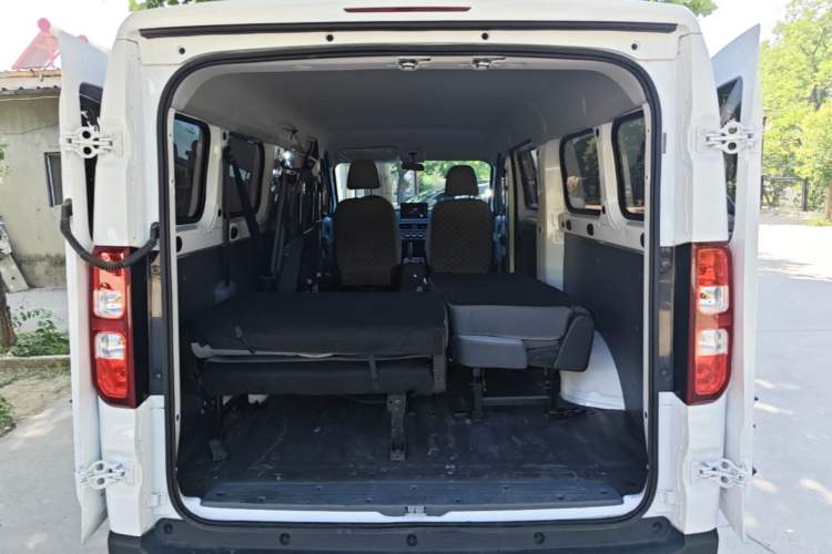 Used Wuling Yangguang 2024 300KM Comfort Version Passenger Van 75kW
