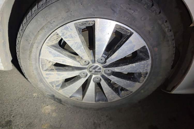 Used Volkswagen Sagitar 2015 230TSI Automatic Luxury Model Right Front Wheel Hub