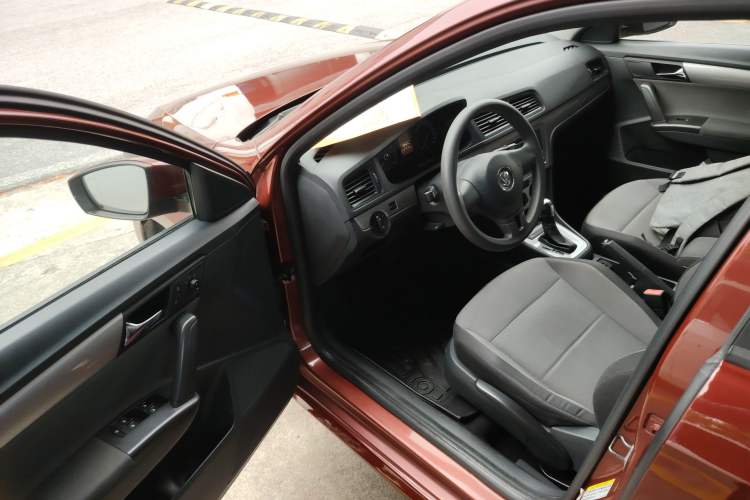 Used Volkswagen Gran Lavida 2013 1.6L Automatic Fashion Model