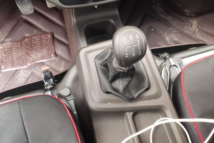 Used Wuling Rongguang New Truck 2023 1.5L Single-Row Base Version LAR Gear Lever
