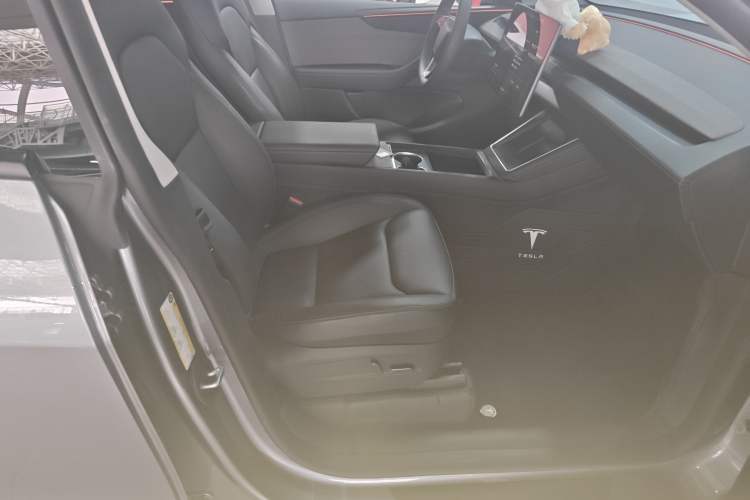 Used Tesla Model Y 2025 Rear-Wheel-Drive Version Right Front Seat