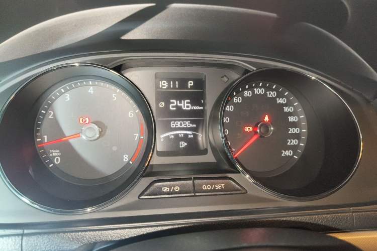 Used Volkswagen Lavida 2015 1.6L Automatic Comfort Edition Instrument Cluster