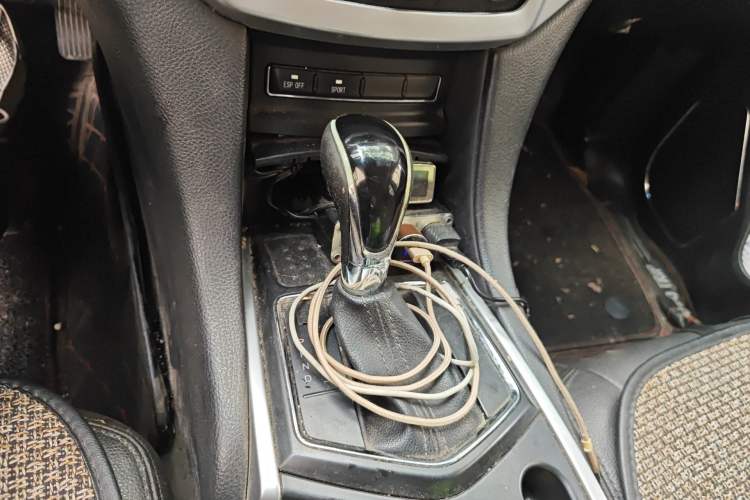 Used JMC Yusheng S350 2013 2.4T Automatic 4x4 Diesel Ultra-Luxury 5-Seater Gear Lever