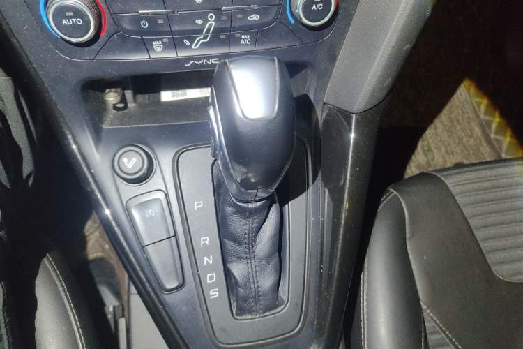 Used Ford Focus 2015 Hatchback EcoBoost 125 Automatic Supreme Style Edition Gear Lever