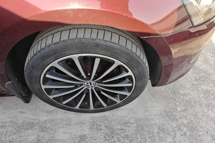 Used Volkswagen Passat 2014 1.8TSI DSG Prestige Navigation Edition Right Front Wheel Hub