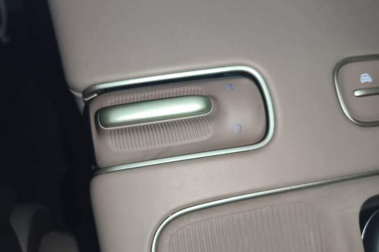 Used Nio ES8 2024 75 kWh Executive Edition Gear Lever