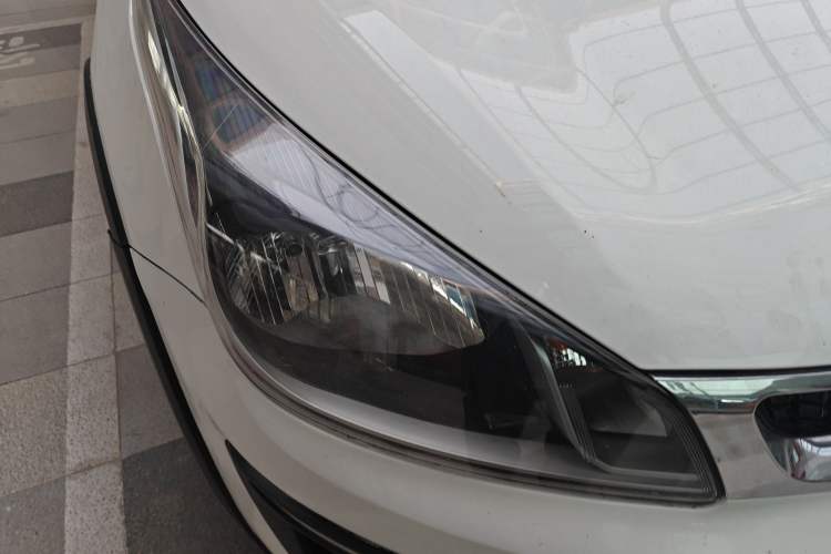 Used Kia KX Cross 2017 1.4L AT GLS Right Front Headlight