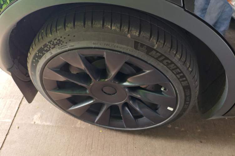 Used Tesla Model Y 2021 Standard Range Rear-Wheel Drive Version Right Rear Wheel Hub