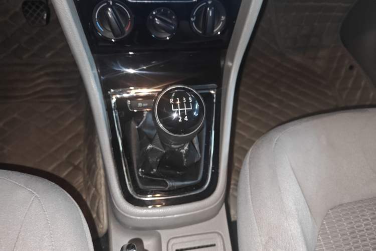 Used Volkswagen Bora 2013 1.6L Manual Fashion Edition Gear Lever