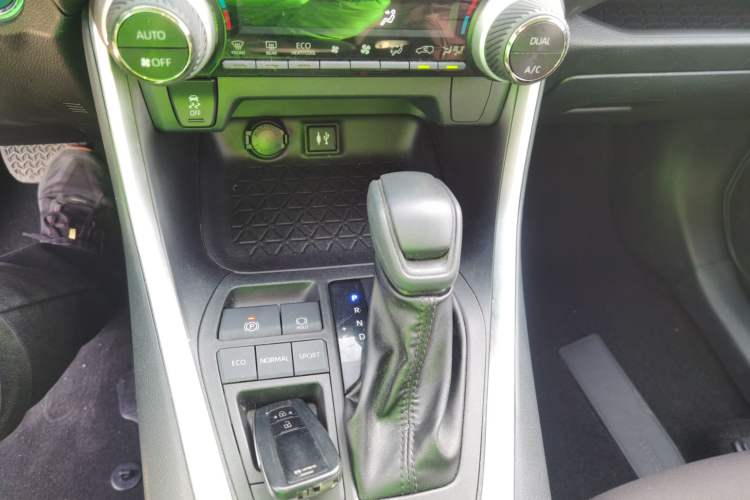 Used Toyota Wildlander 2022 Facelifted Dual-Motor 2.5L E-CVT Two-Wheel Drive Leading Edition
