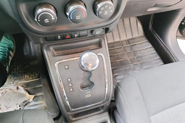 Used Jeep Compass 2013 2.4L four-wheel-drive sport version