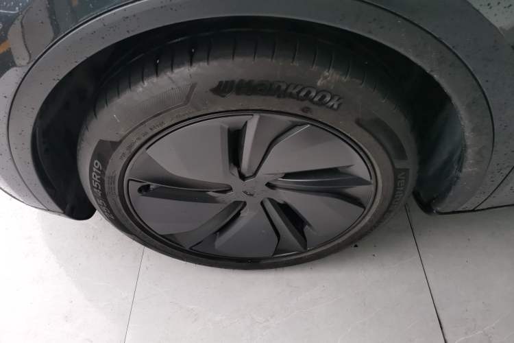 Used Tesla Model Y 2025 Long-Range All-Wheel-Drive Version Left Front Wheel Hub