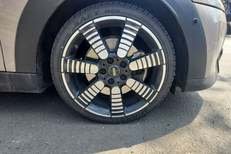 Used MINI 2023 2.0T COOPER S Artist Five-Door Edition Right Front Wheel Hub