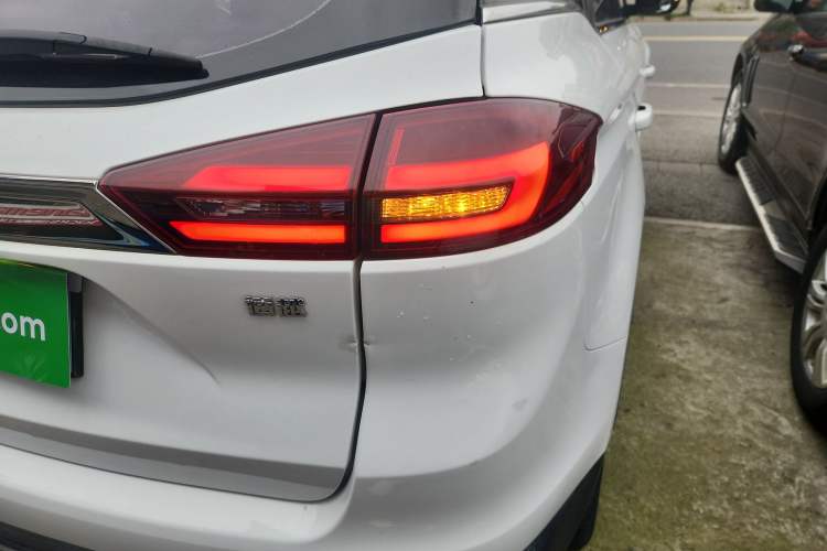 Used Geely Auto Emgrand X7 Sport 2018 1.8TD Automatic Two-Wheel Drive Smart Connect 4G Internet Edition Right Rear Taillight