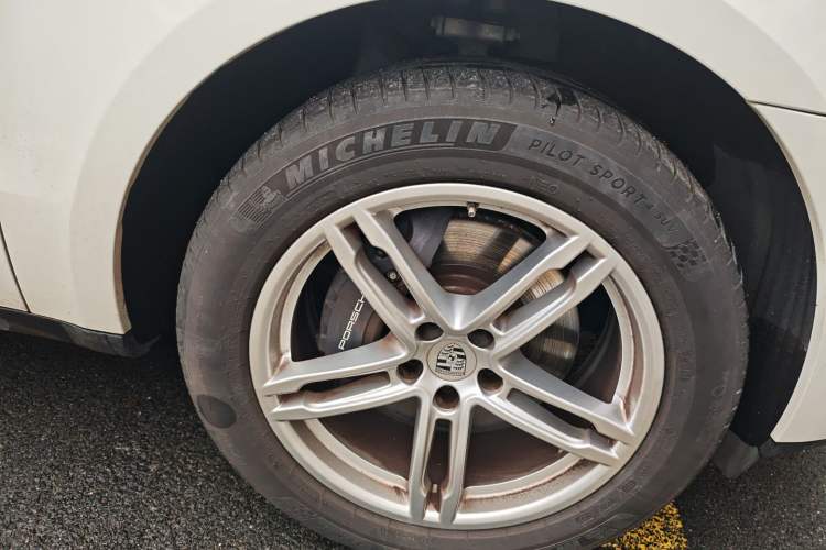 Used Porsche Macan 2024 Macan 2.0T Right Front Wheel Hub