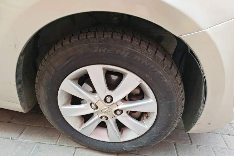 Used Hyundai Verna (older generation) 2010 Sedan 1.4L Manual Comfort GS Right Front Wheel Hub