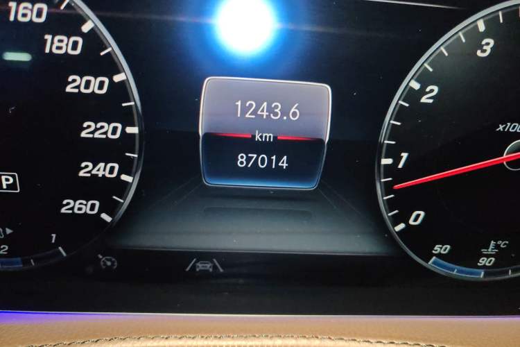 Used Mercedes-Benz Maybach S-Class 2019 Refresh S 450 4MATIC Odometer Close Up