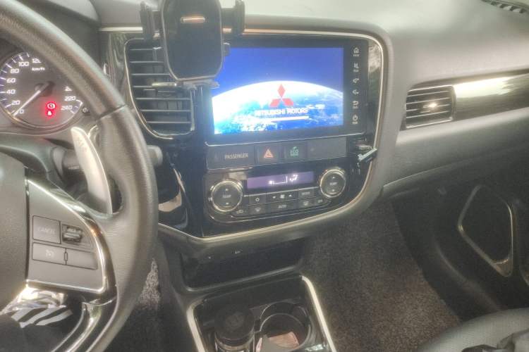 Used Mitsubishi Outlander 2018 2.4L 4x4 Luxury Edition 7-Seater Audio And AC Panel