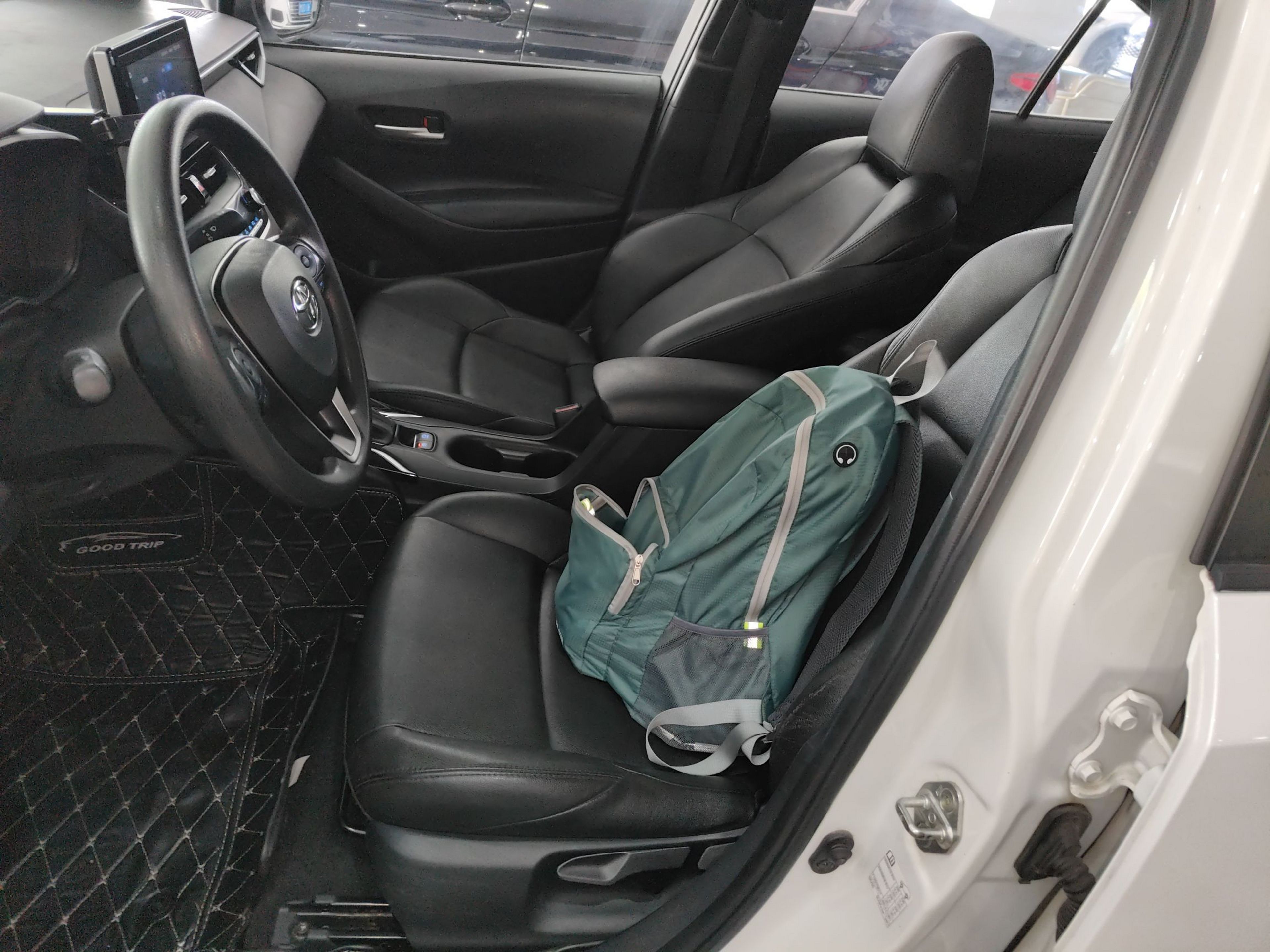 Переднее сиденье в автомобиле