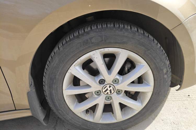 Used Volkswagen Sagitar 2014 1.4TSI Automatic Luxury Model Right Front Wheel Hub