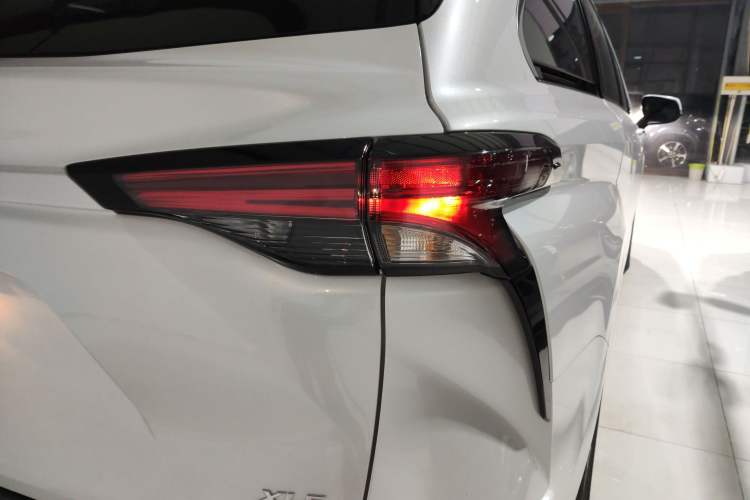 Used Toyota Sienna 2026 Model 2.5L Dual-Engine Two-Wheel-Drive Luxury Edition