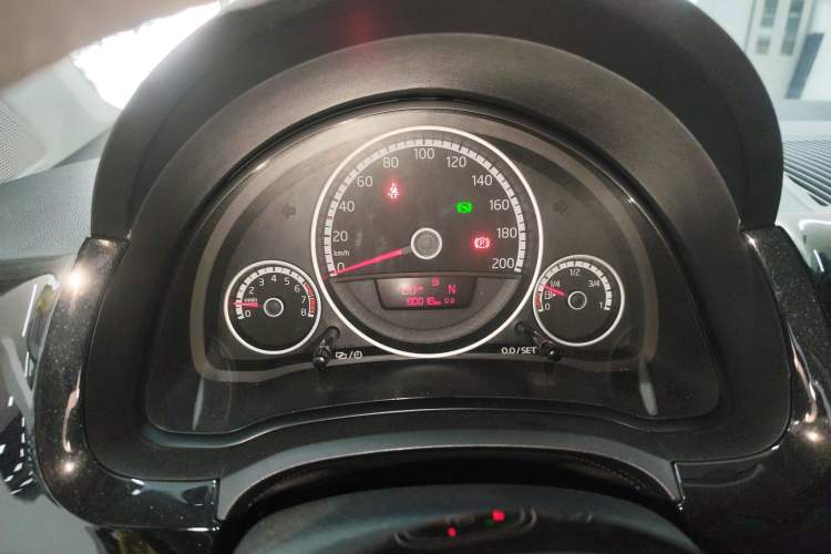 Used Volkswagen up! 2015 1.0L go high!
