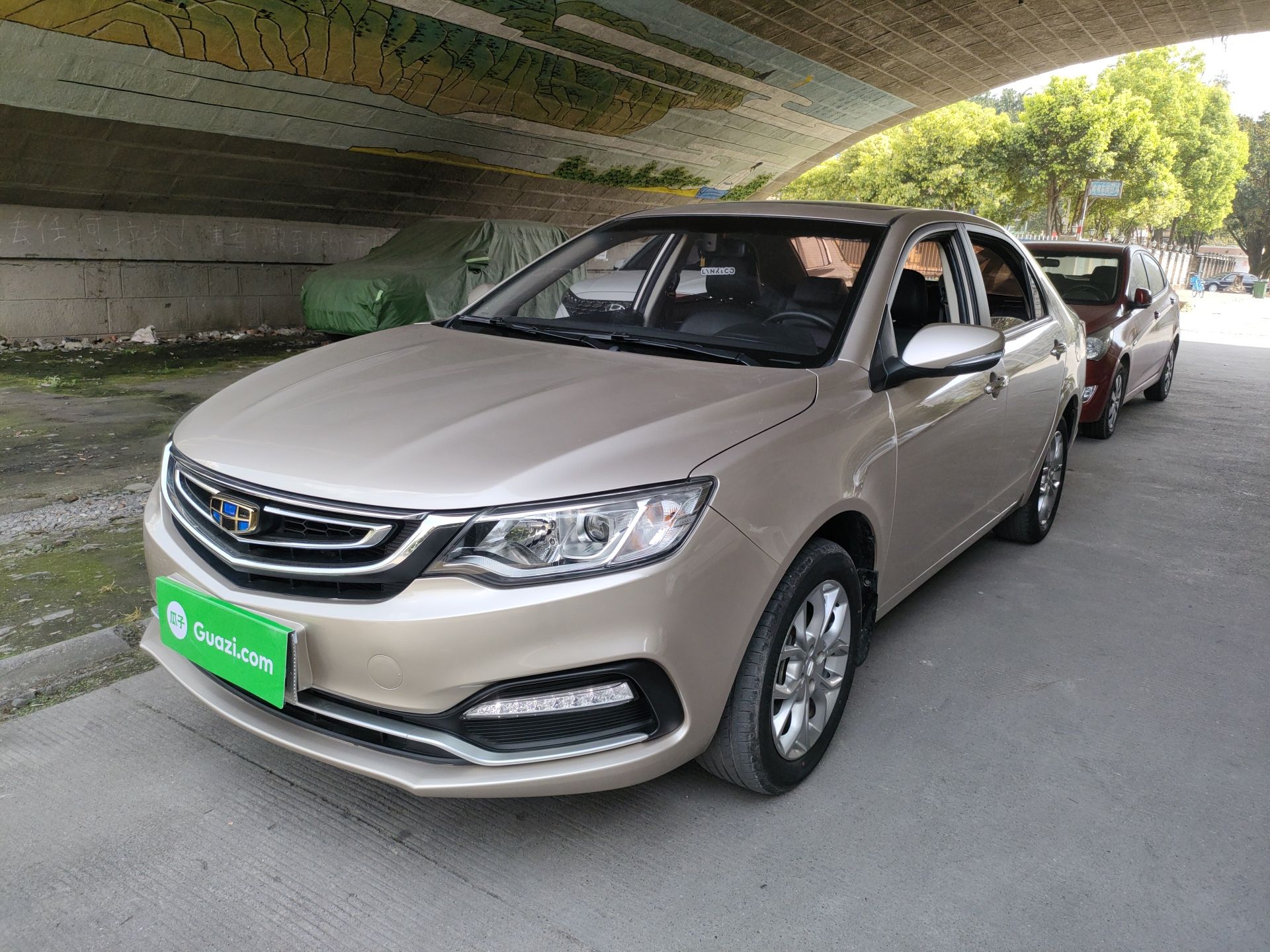 Под передней частью автомобиля