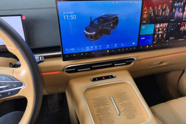 Used VOYAH Dream 2025 PHEV Four-Wheel-Drive Flagship Kunpeng Edition Audio And AC Panel