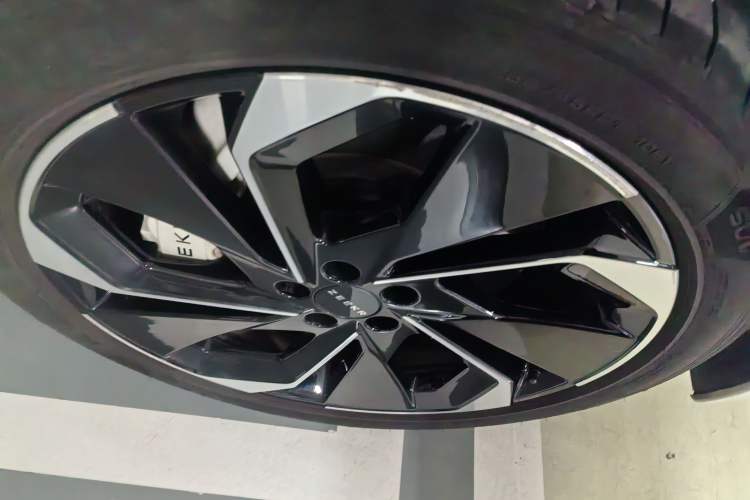 Used Zeekr 001 2023 WE Edition 100 kWh Right Front Wheel Hub