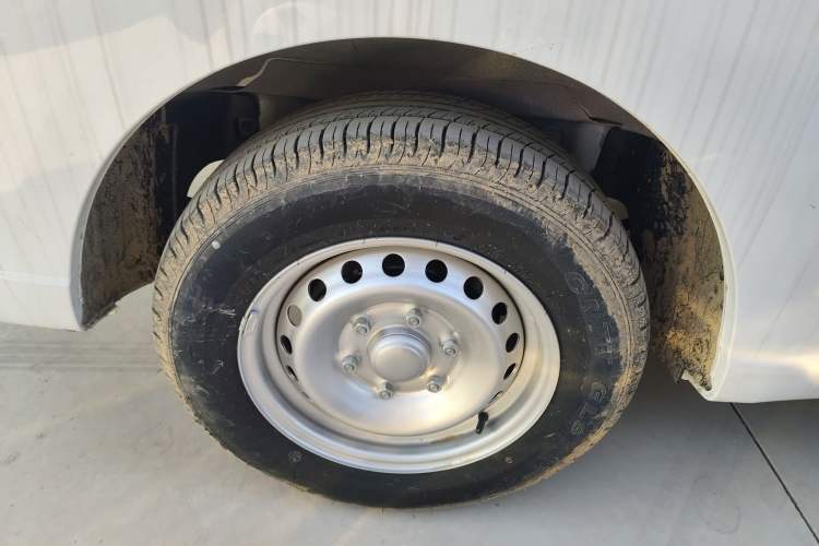 Used Wuling Yangguang 2024 300KM Comfort Version Passenger Van 75kW