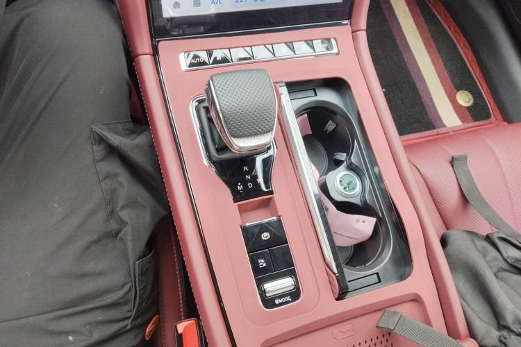 Used Hongqi H5 2025 2.0T Automatic Flag Edition – 500 000 Units Commemorative Version
