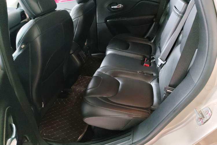 Used Jeep Cherokee 2016 2.0L Superior Edition