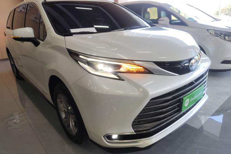Used Toyota SIENNA 2023 2.5L Hybrid Luxury Edition Front Right 45 Deg
