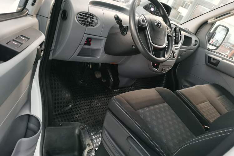 Used SAIC MAXUS Xintu V80 2021 2.0T AMT Classic Aoyuntong Short Wheelbase Mid-Roof 5/6-Seater