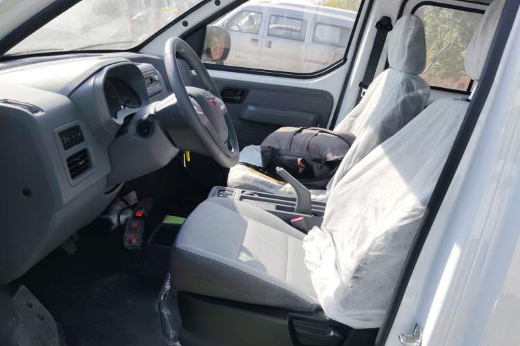 Used Wuling Yangguang 2024 300KM Comfort Version Passenger Van 75kW