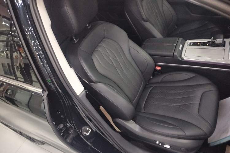 Used Hongqi HS5 2025 2.0T Two-Wheel-Drive Xuan Ying Edition Right Front Seat