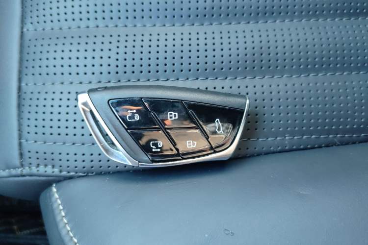 Used SAIC MAXUS G90 2022 2.0T Starry Seven-Seater
