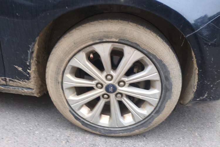 Used Ford Escort 2015 1.5L Automatic Fashion Model Right Front Wheel Hub