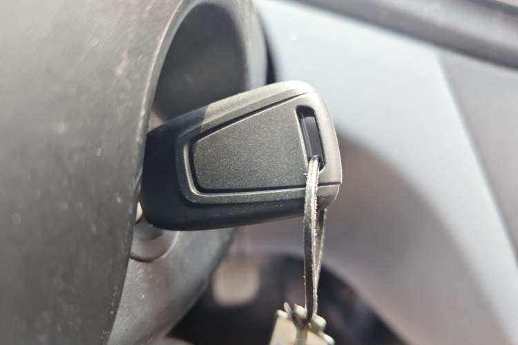 Used SAIC MAXUS Xintu V80 2023 2.0T Manual Classic Aoyuntong Long Wheelbase Mid-Height 6/7/8/9-Seater Vehicle Key