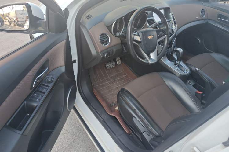 Used Chevrolet Cruze 2015 Hatchback 1.6L Automatic Comfort Edition Driver Seat