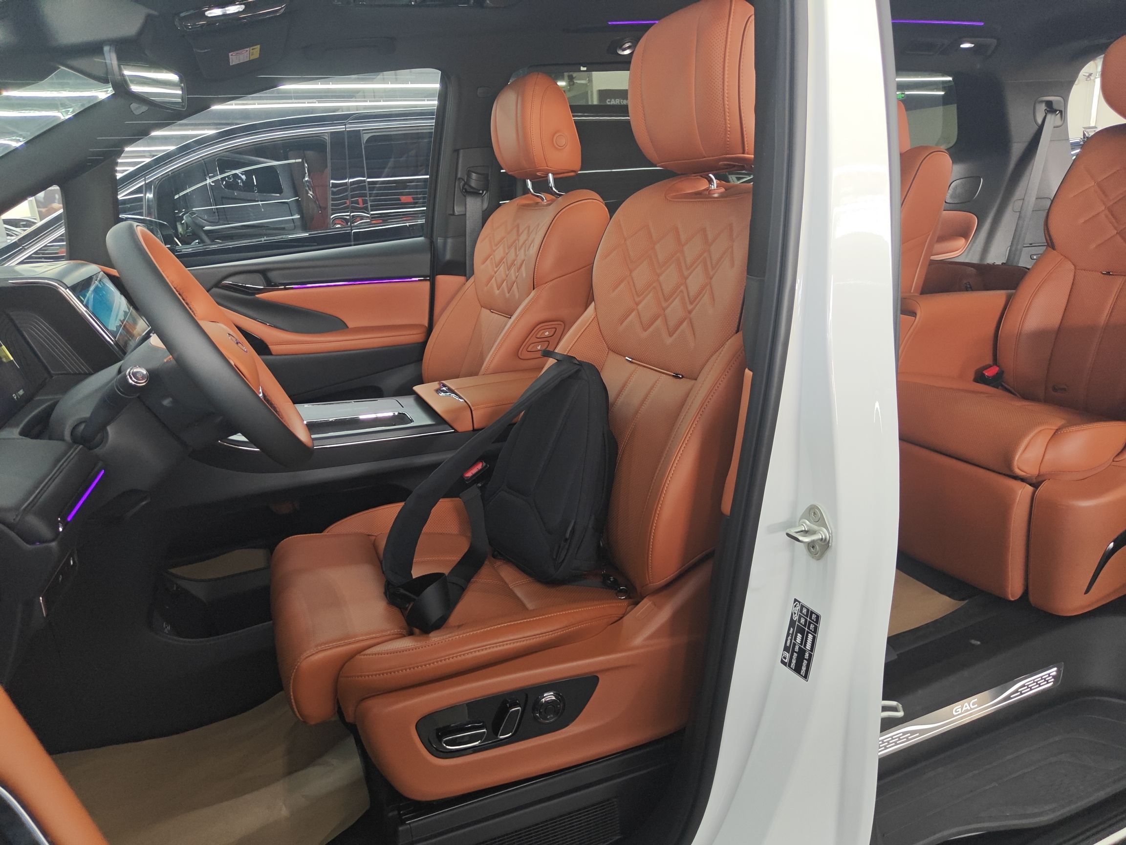 المقاعد الأمامية داخل السيارة