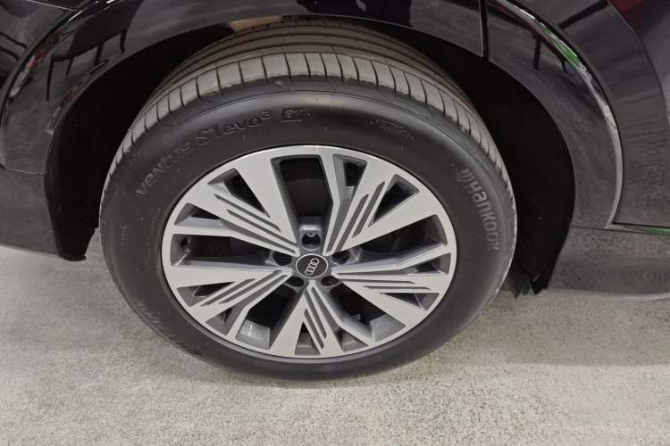 Used Audi Q5 e-tron 2023 40 e-tron Shining Edition Mecha Kit
