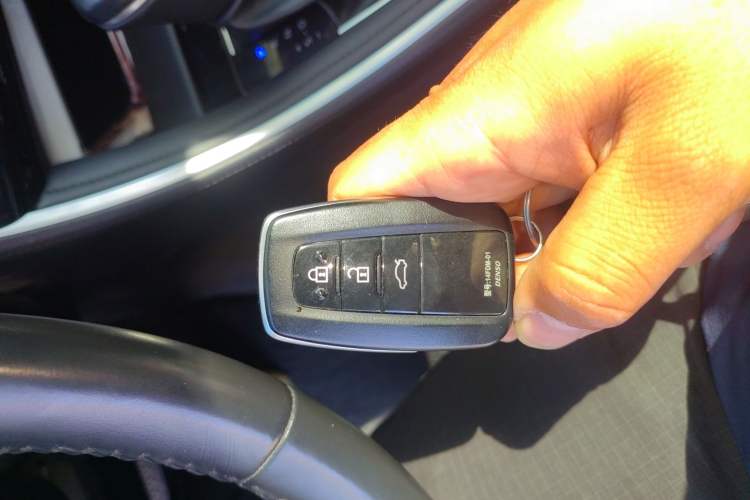 Used Toyota Avalon 2022 Dual-Engine 2.5L XLE Premium Edition Vehicle Key