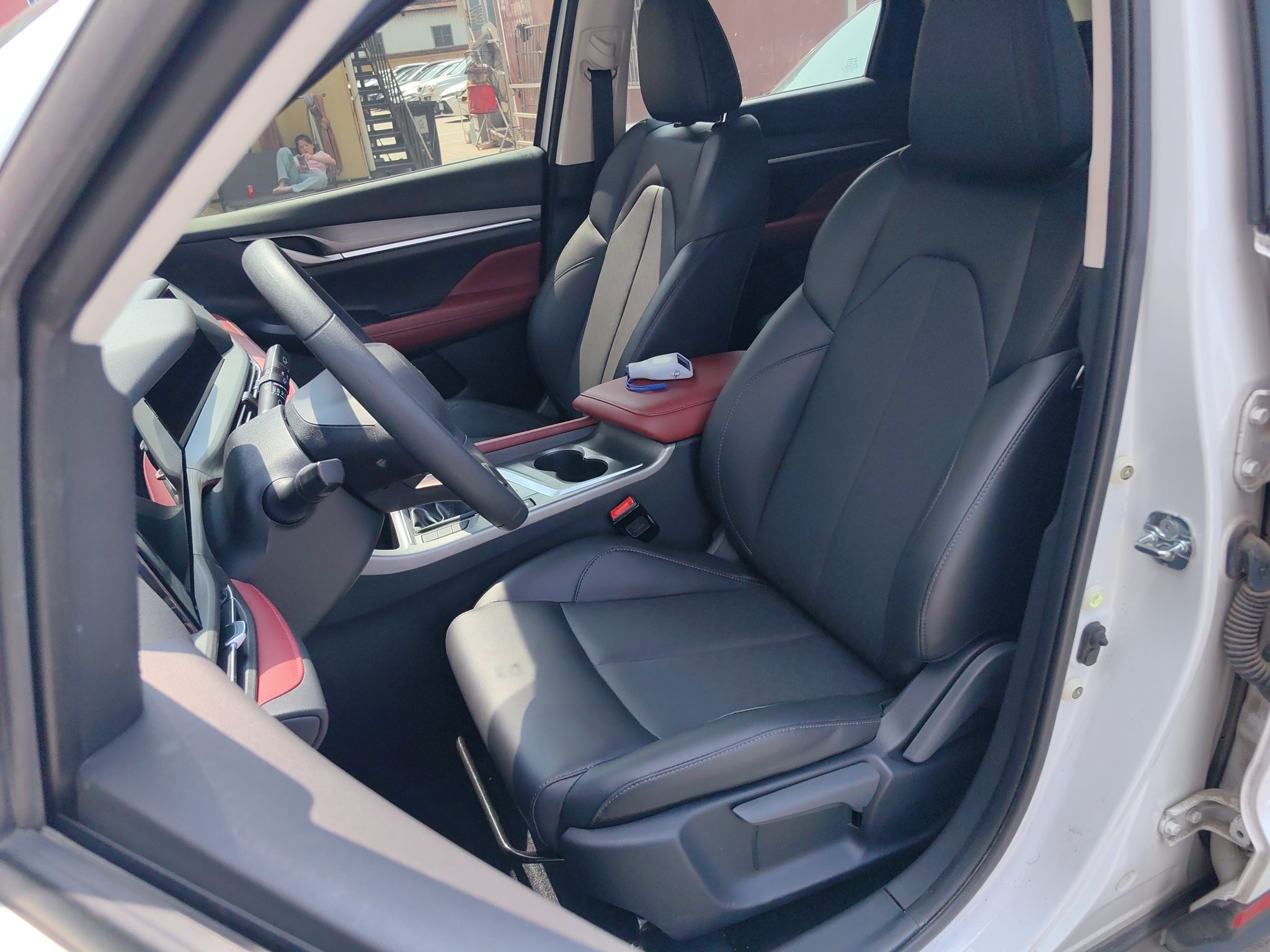 المقاعد الأمامية داخل السيارة